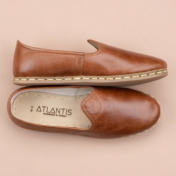 Atlantis Shoes - NWT Handmade Antique Brown Color Leather Loafers. Size 8 WOMENS (7 Men).